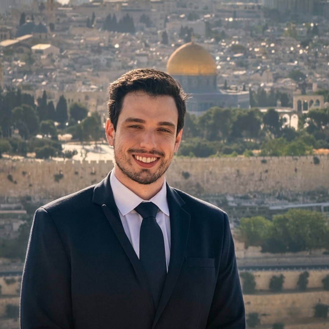 Mateus Eleutério em Jerusalém, com a Cúpula da Rocha ao fundo