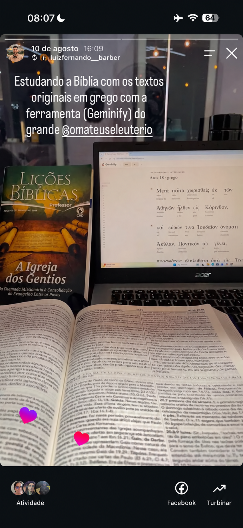 Story de um leitor estudando Atos em grego no Geminify, com uma Bíblia aberta ao lado.