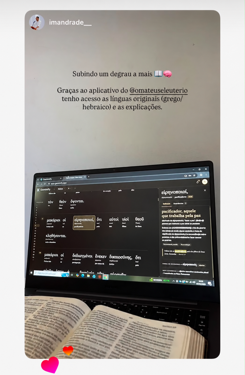 Story de um leitor mostrando o Geminify em uso com uma Bíblia aberta e destacando o acesso ao grego, ao hebraico e às explicações.
